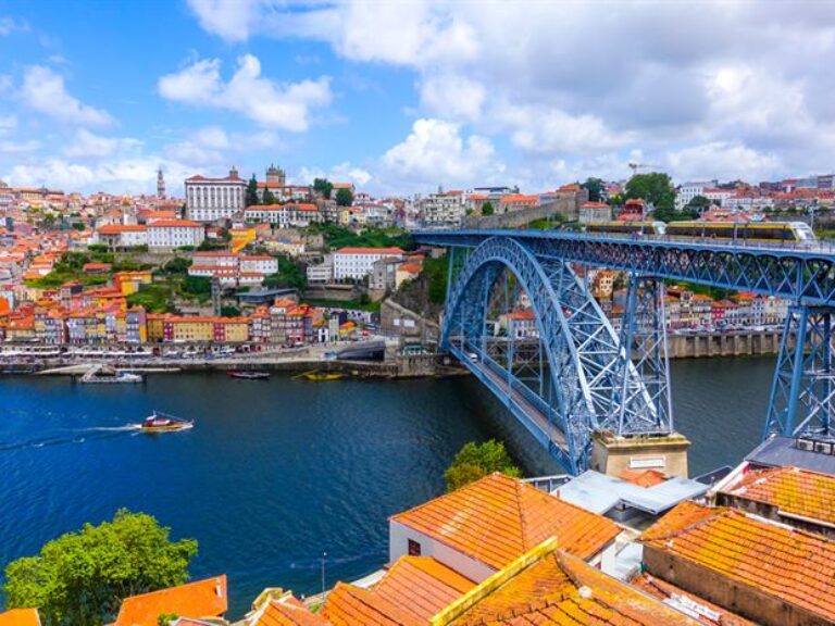 Oporto Six Bridges Cruise - The traditional six bridges cruise is more than a simple boat ride; in fact, it is an experience...